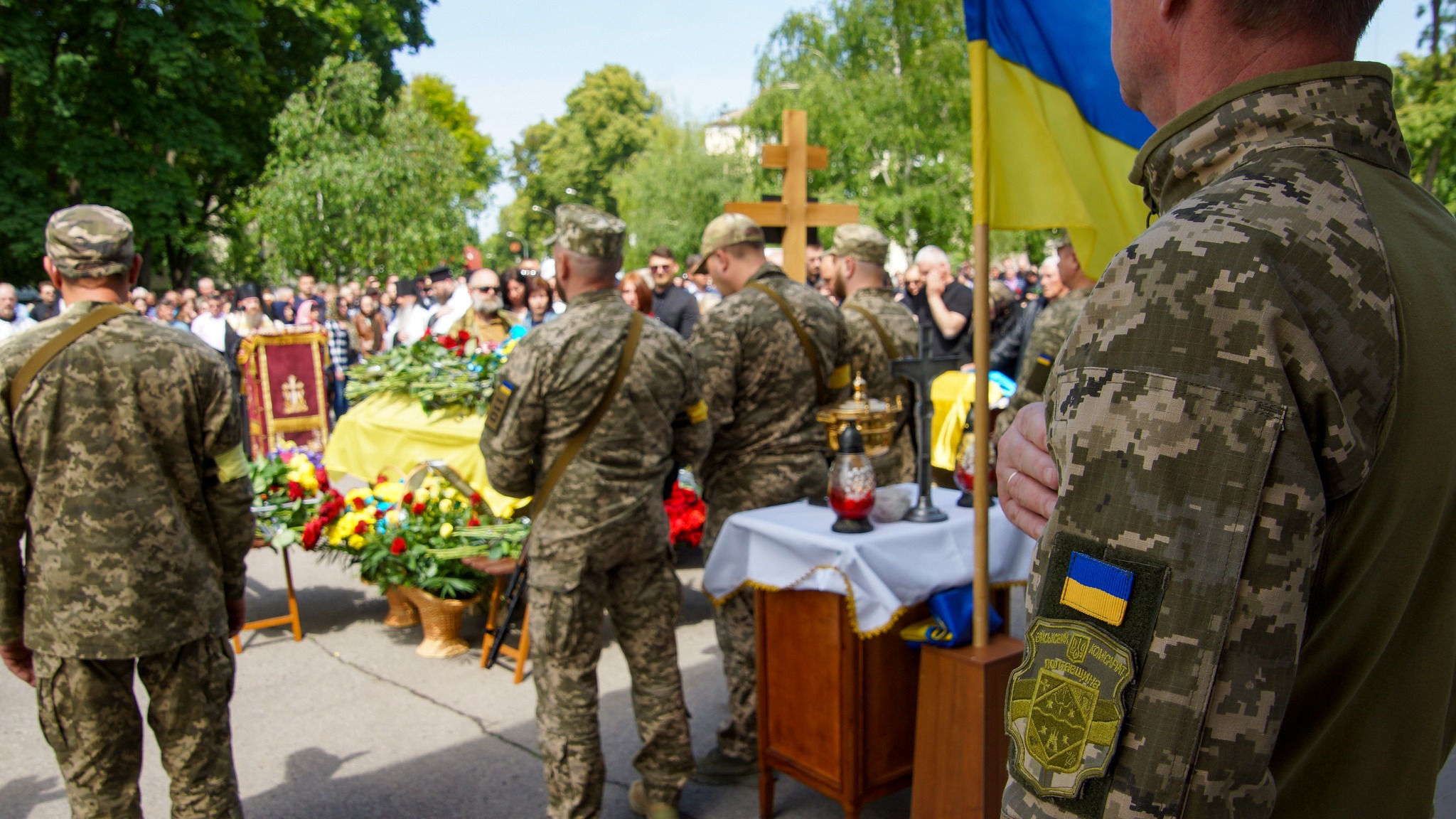 Сьогодні, у Полтаві біля Свято-Успенського собору попрощалися з трьома військовослужбовцями, які загинули у боротьбі з російськими окупантами