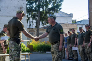 Військових і волонтерів Полтави привітали з Днем Конституції України