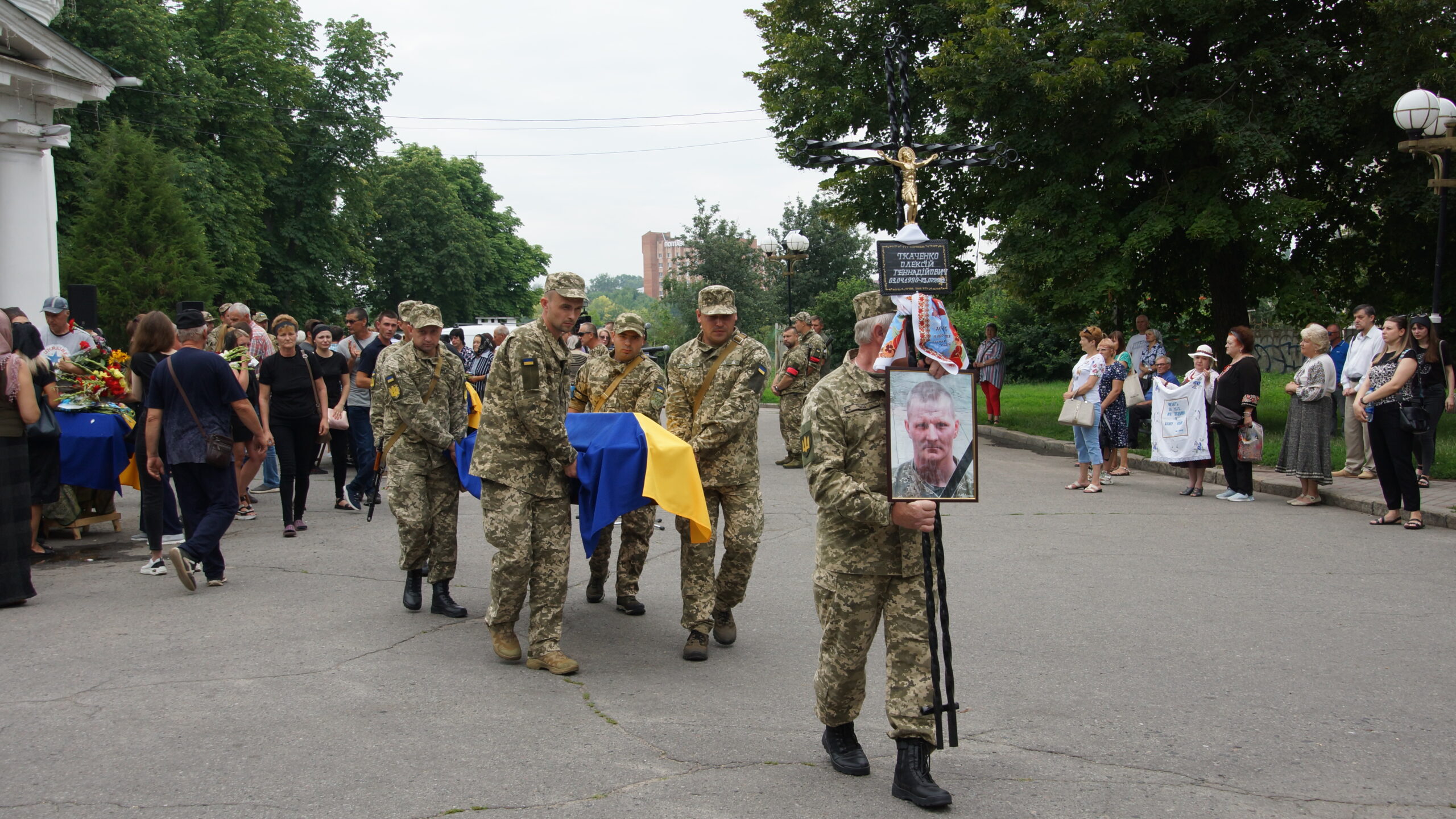 Сьогодні на мешканці Полтавщини провели в останню дорогу п’ятьох українських захисників, які загинули в боротьбі з російськими окупантами