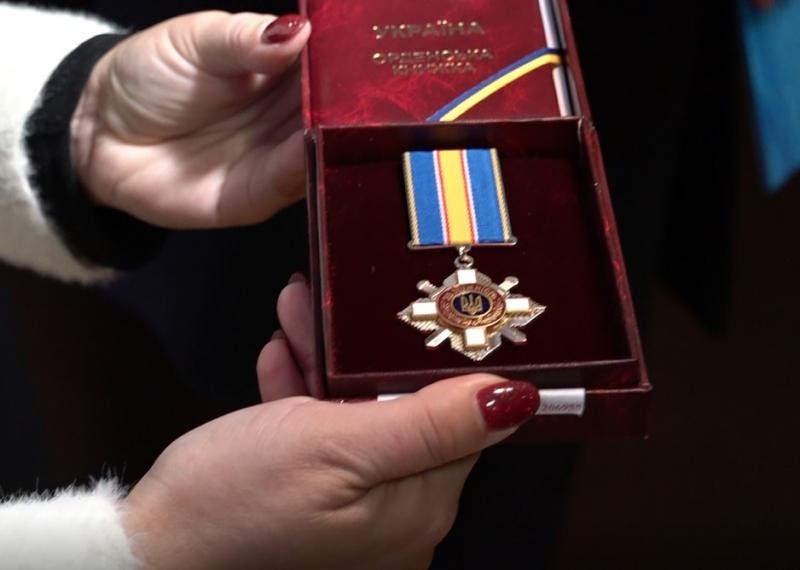 Орден «За мужність» III ступеня старшого лейтенанта Євгенія Кондрашова передали рідним полеглого воїна