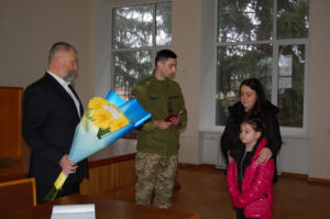 Вдові сержанта Олександра Назарка, який загинув захищаючи Україну, передали орден чоловіка