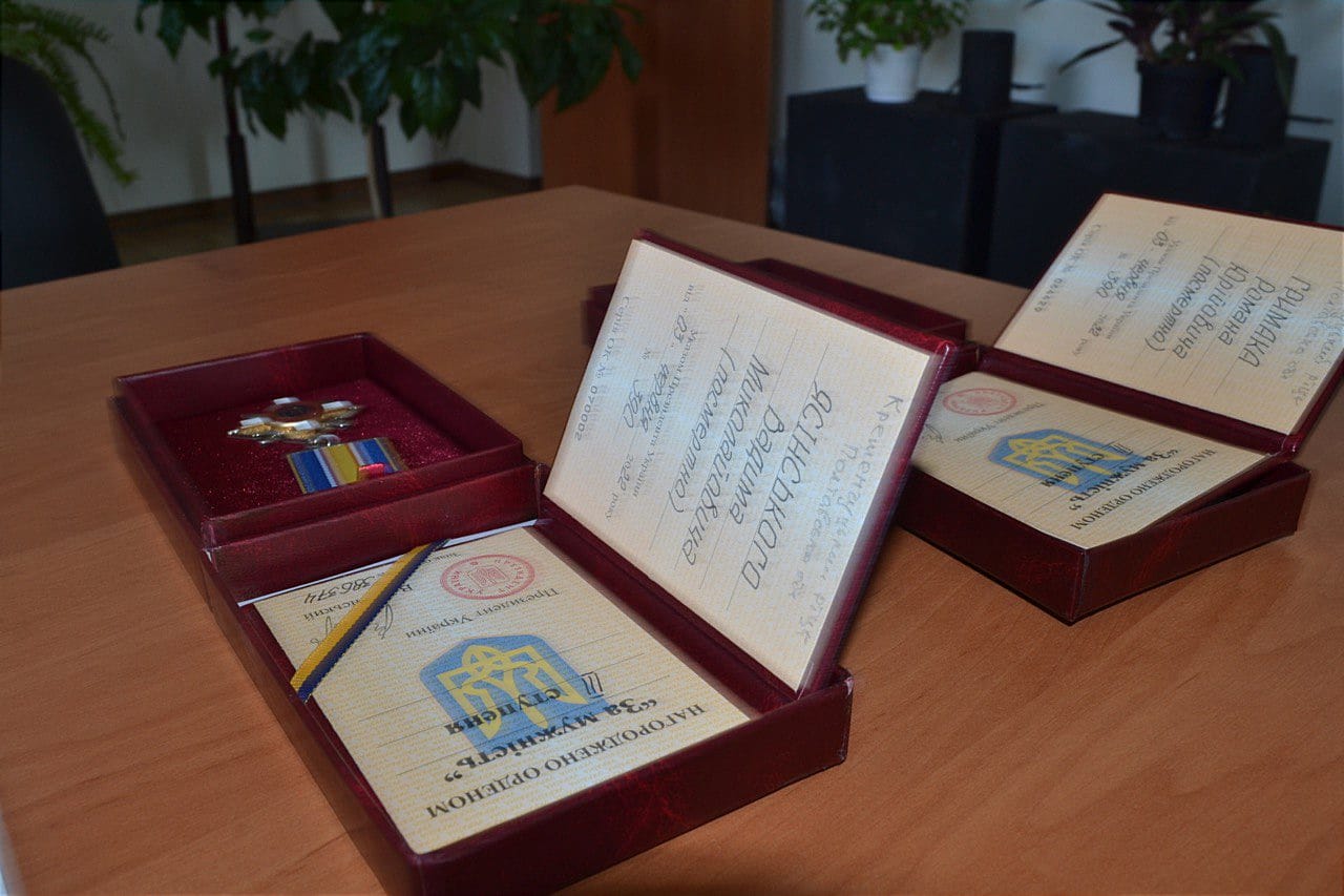 Рідним полеглих трьох українських воїнів передали державні нагороди