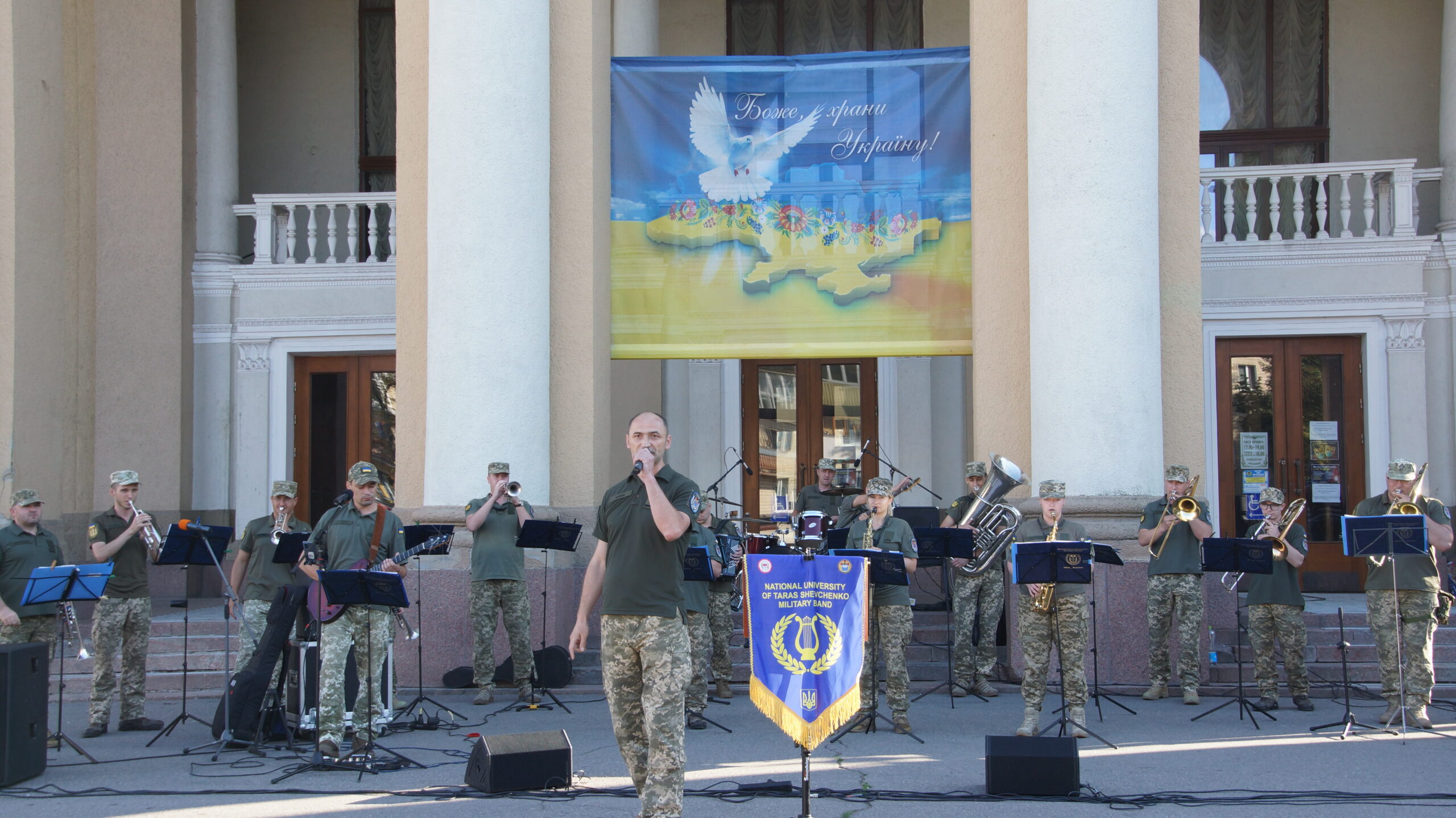 Військові музиканти з Києва грають для захисників та мешканців Полтавщини