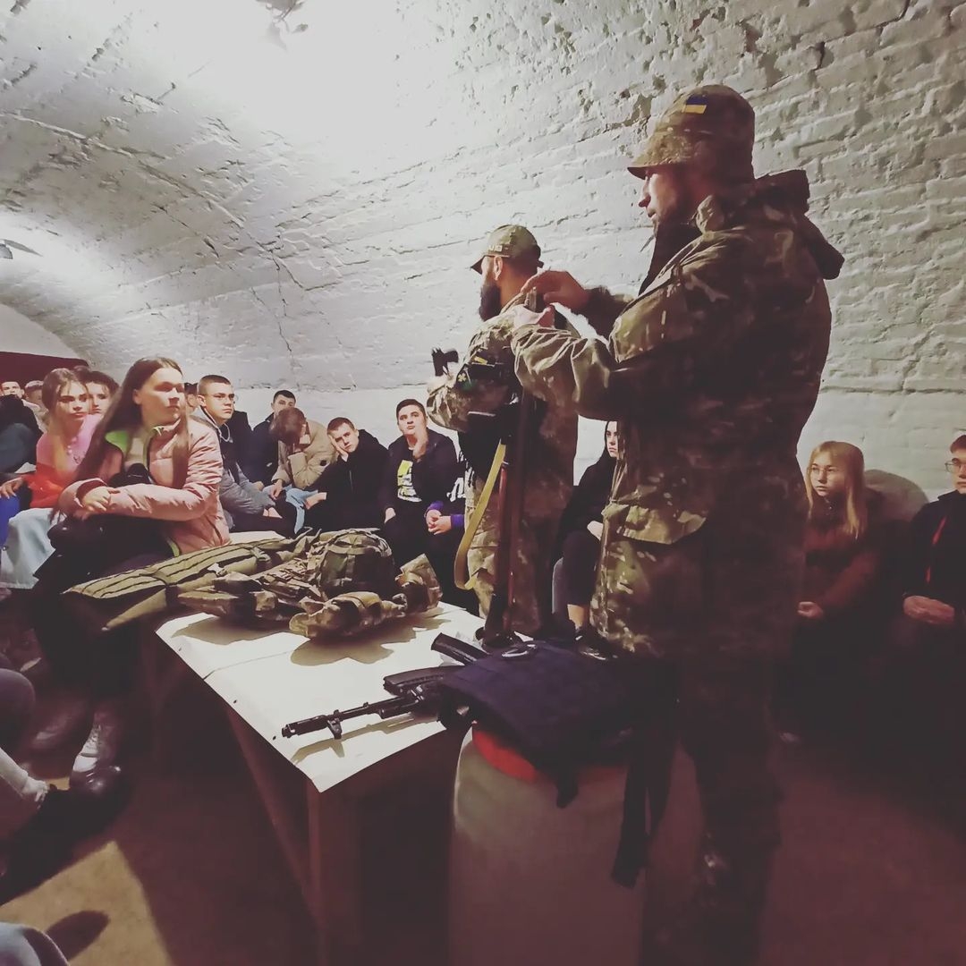 Військовослужбовці Полтавського обласного ТЦК та СП навчають дітей Полтави