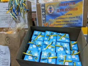 Діти Полтавщини виготовили тисячі оберегів у рамках акції “Вірю в Збройні Сили України”